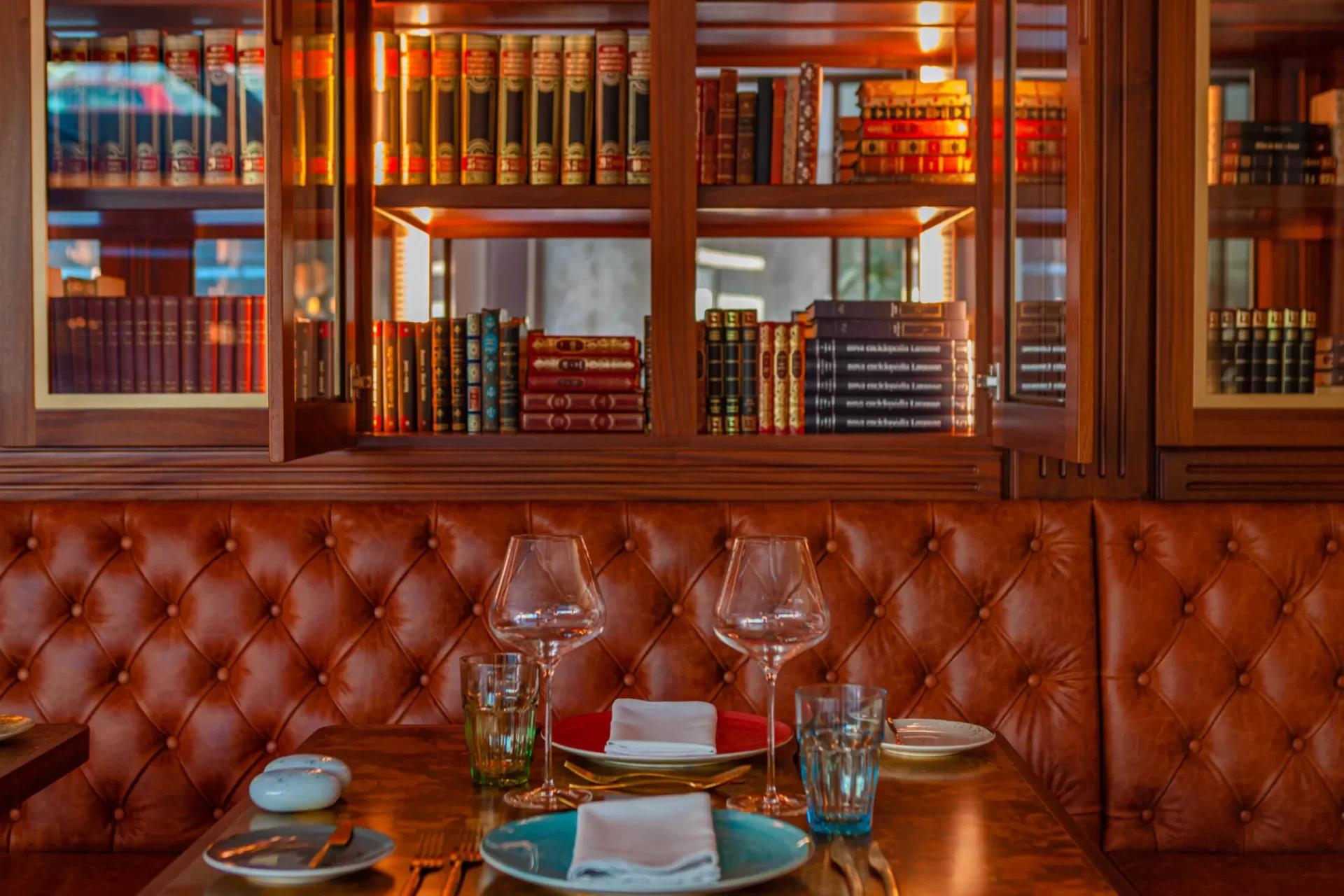 Dining-gallery-wine-books-lisbon-hotel-45