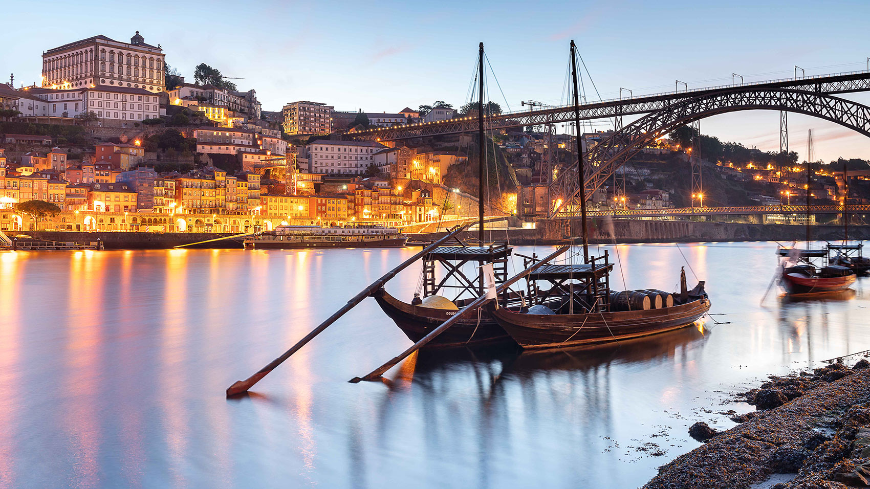 vista-panoramica-da-cidade-do-porto-e-do-rio-douro-em-portugal